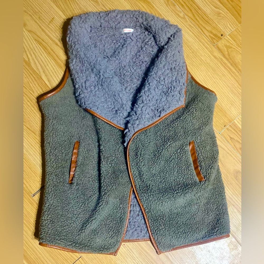 3/20 ::Ladies ‘Rosette’ Sherpa/fleece vest jacket. Fits as Oversized Medium.